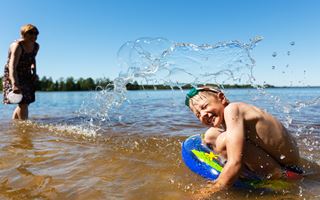 Kun uimaranta on kovapohjainen ja pitkälle matala, ovat vesileikit kuumana kesäpäivänä Samulinkin mielestä parasta maailmassa.