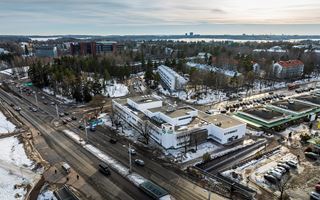 Kuvassa näkyy Pihlajalinna Dextra Munkkivuoren lääkärikeskus ilmakuvana Munkkivuoren ostoskeskuksen ja Huopalahdentien välissä.