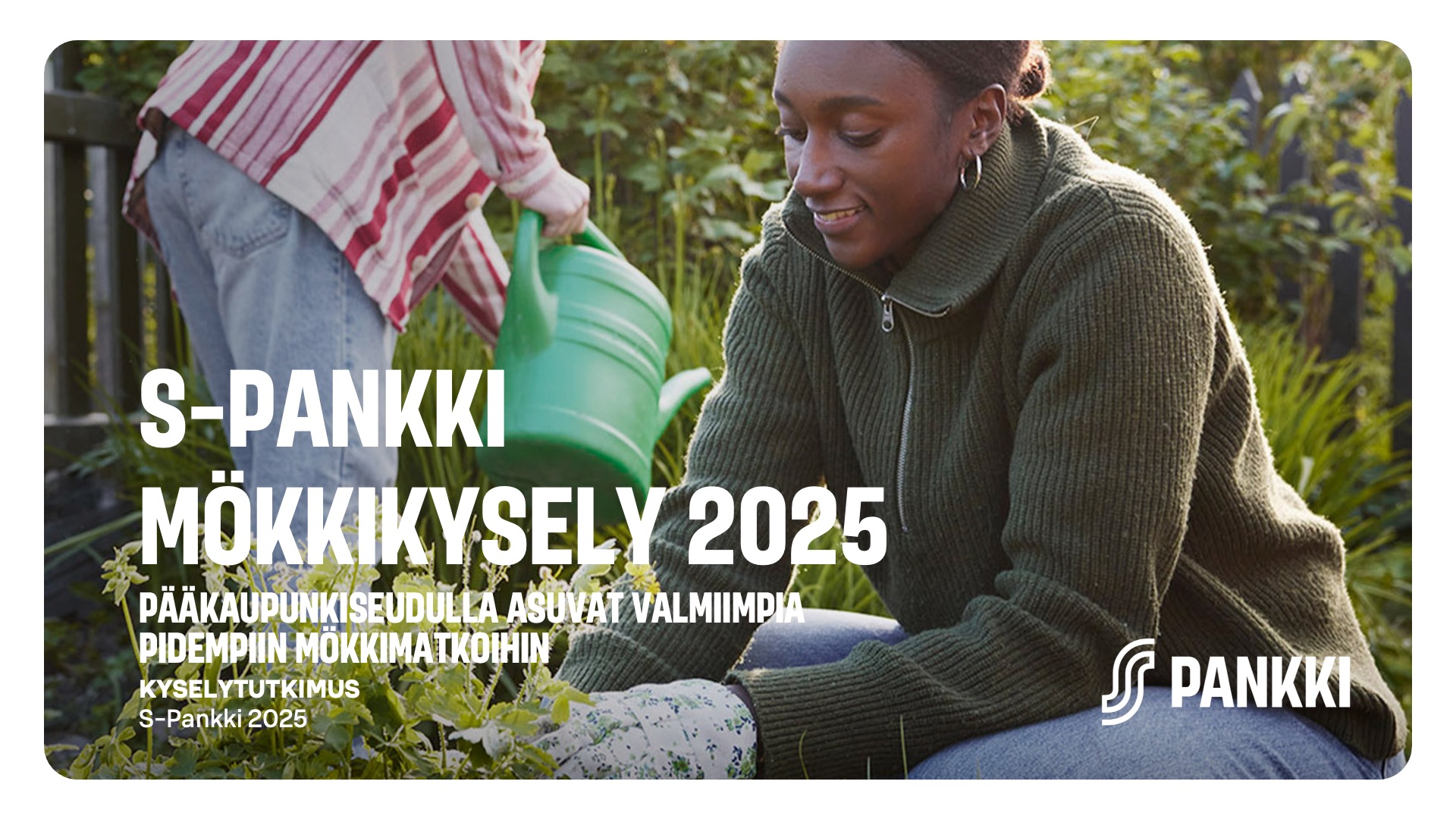 Naispuolinen henkilö kastelee kasveja puutarhassa. Teksti: "S-Pankki Mäkkikysely 2025 - Pääkaupunkiseudulla asuvat valmiimpia pidempiin mökkimatkoihin."