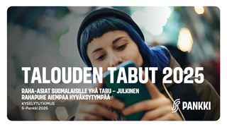 Henkilö katsoo älypuhelinta ulkona