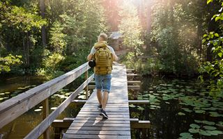 Yleiskuva_AdobeStock_422580300_Verkkosivukoko_800x500_mies retkellä.jpg